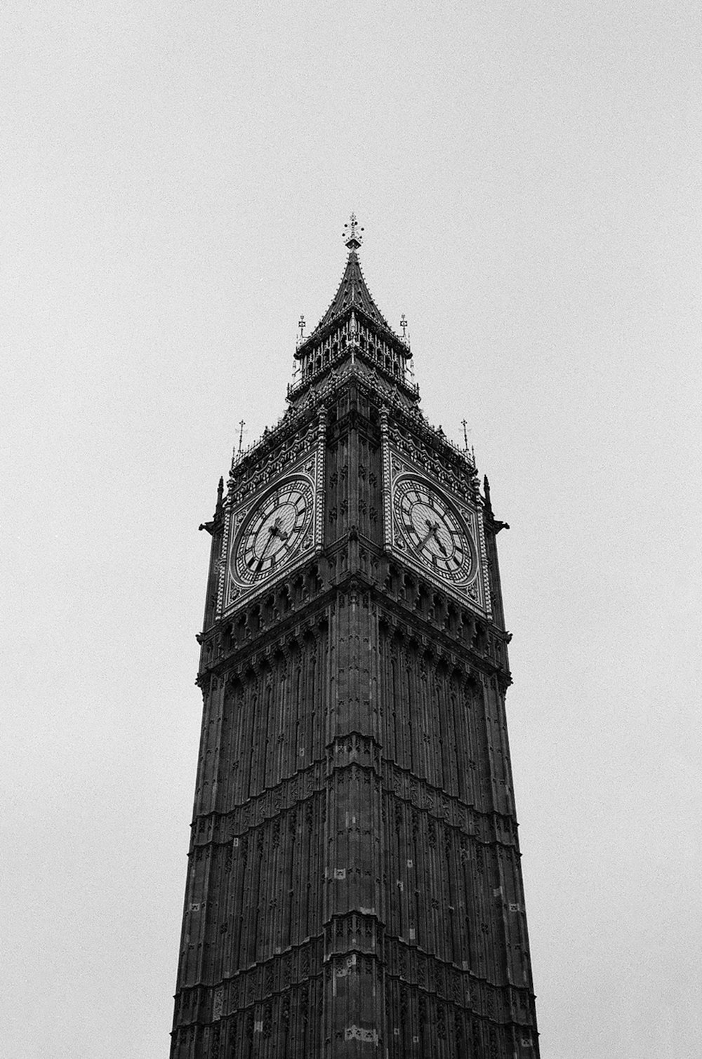Una foto in bianco e nero della torre dell'orologio del Big Ben