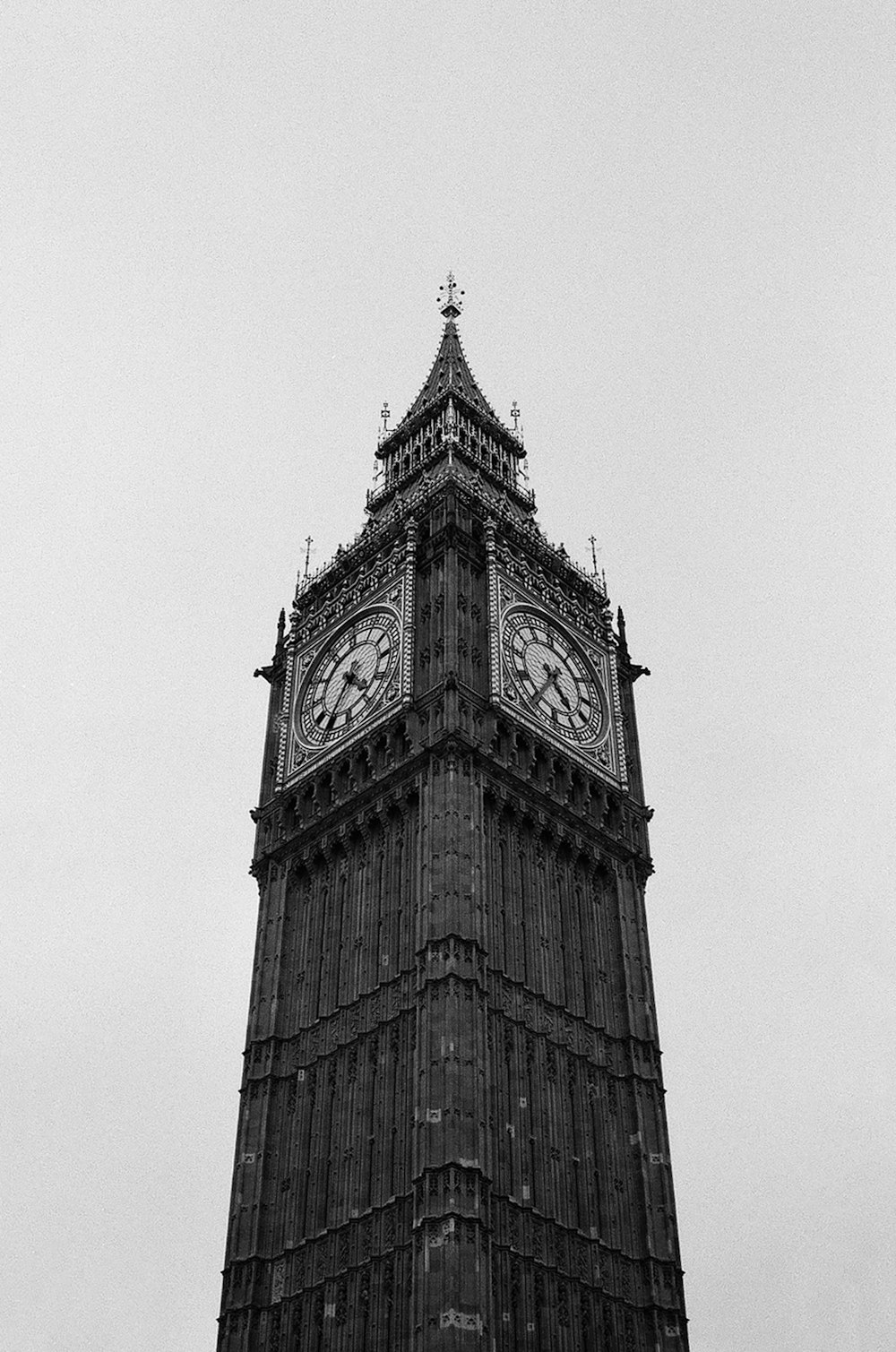 Ein Schwarz-Weiß-Foto des Glockenturms Big Ben