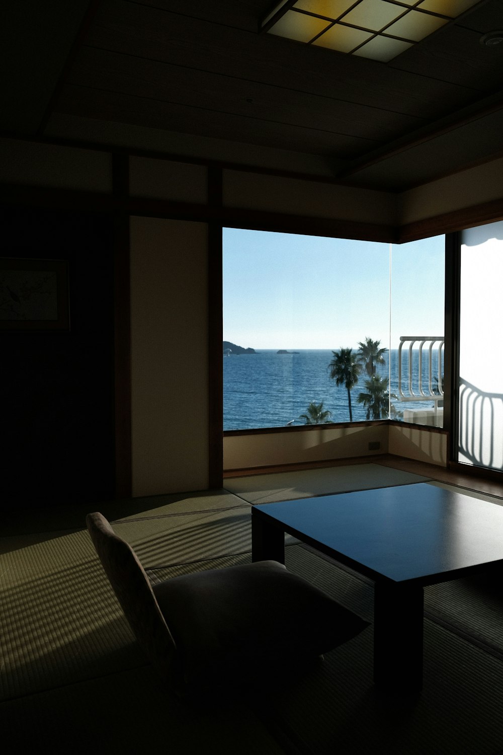 uma sala com mesa e vista para o oceano