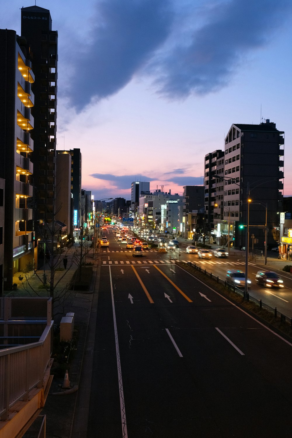 Una vista de una calle de la ciudad al anochecer