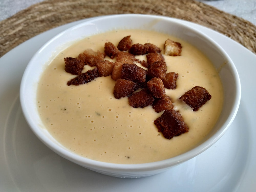 un plato de sopa con trocitos de tocino