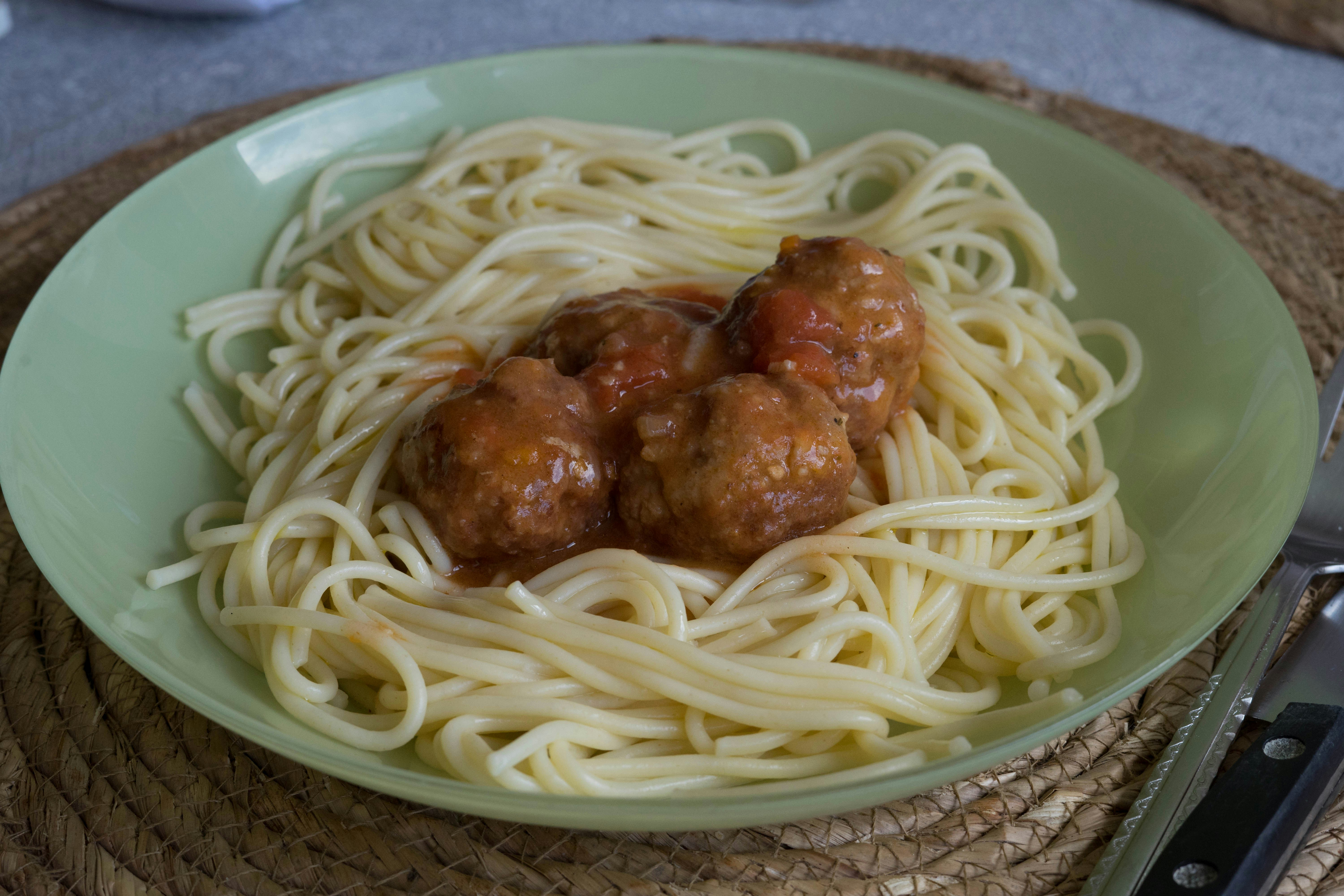 une assiette de spaghettis avec des boulettes de viande dessus