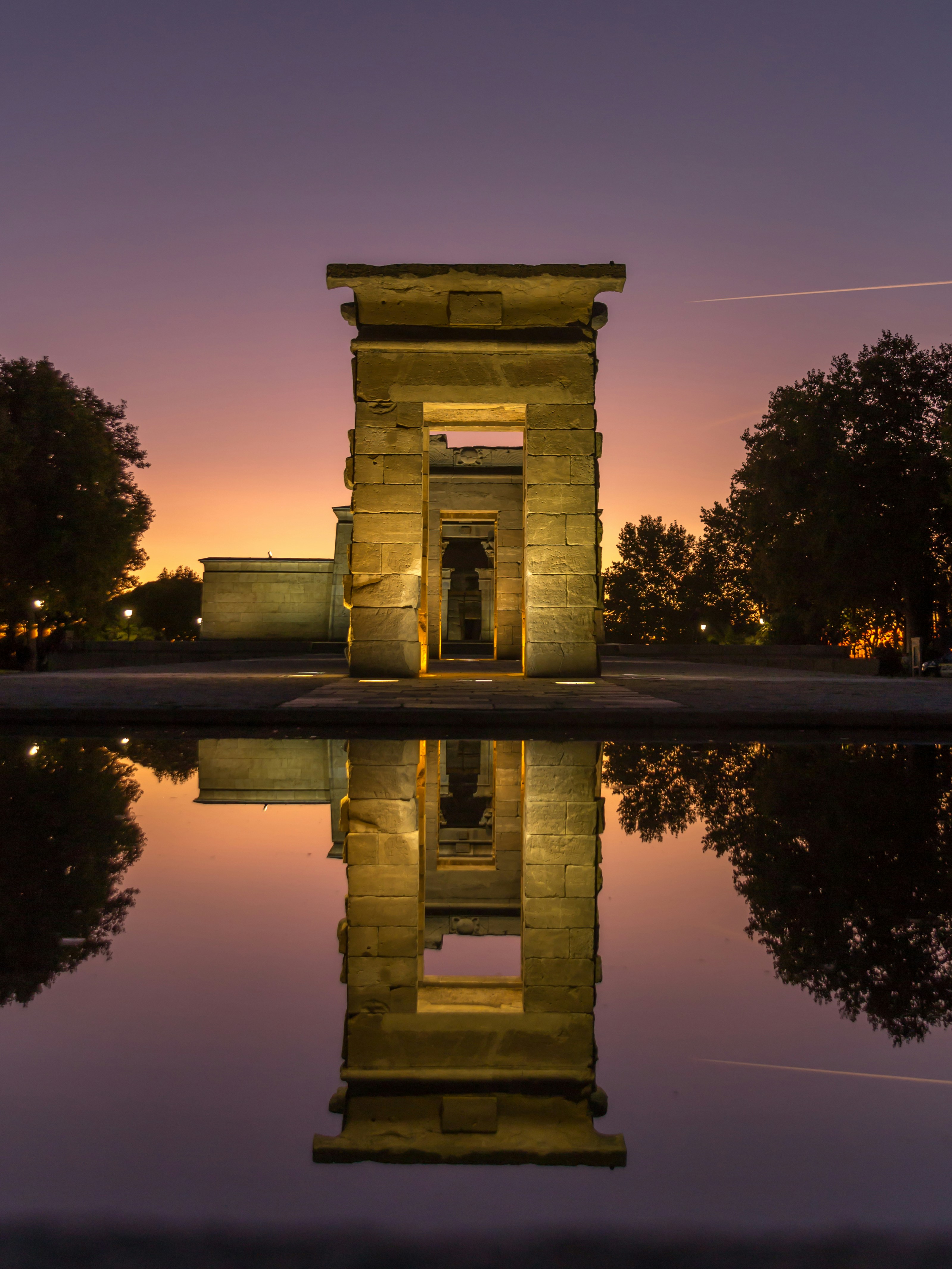 le reflet d’un bâtiment dans un plan d’eau