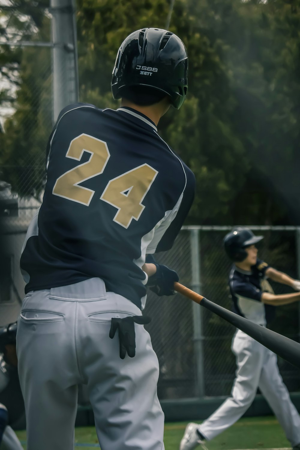 Un jugador de béisbol balanceando un bate a una pelota