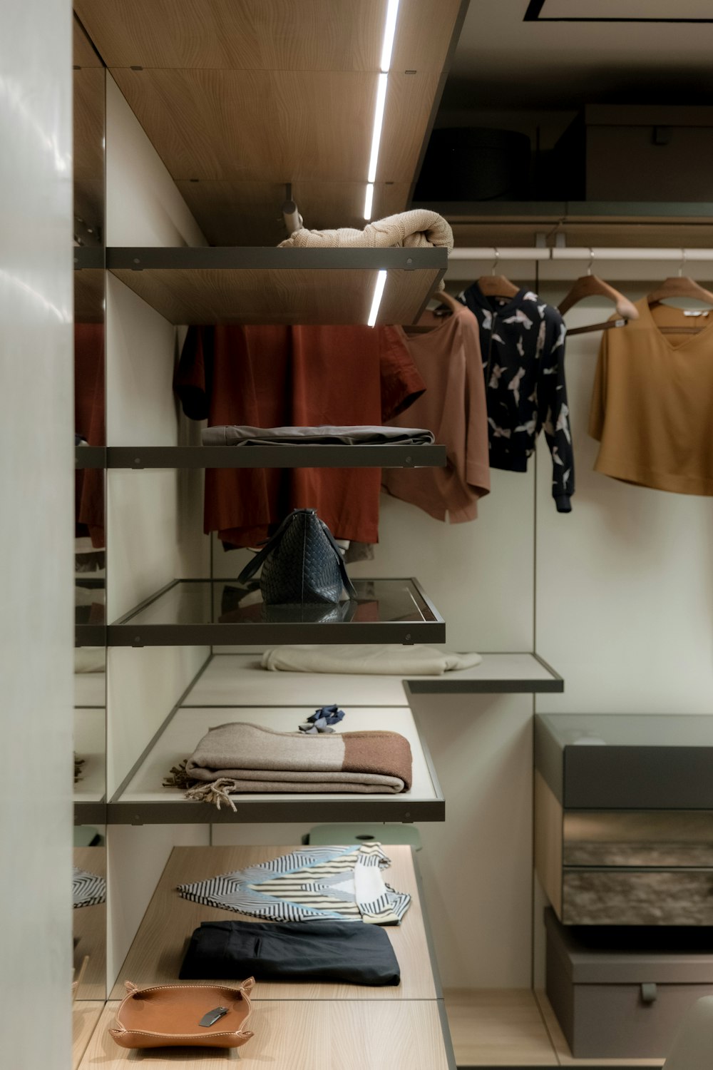 Un armario con mucha ropa en las estanterías