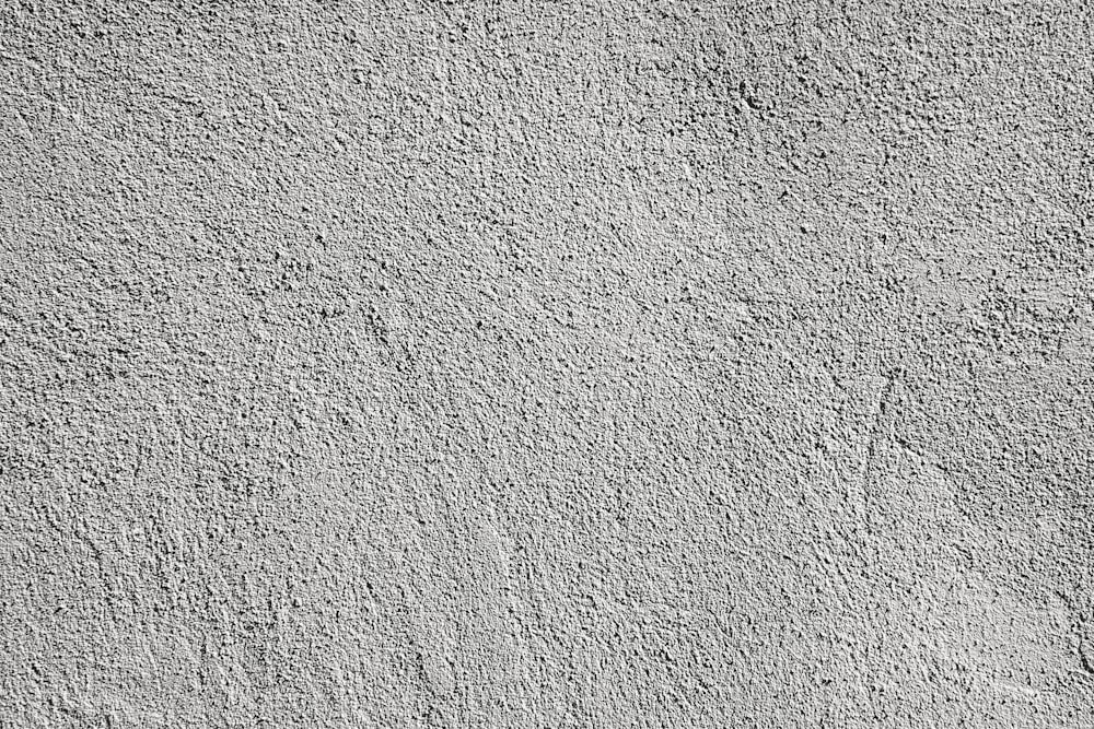 une photo en noir et blanc d’un mur de béton