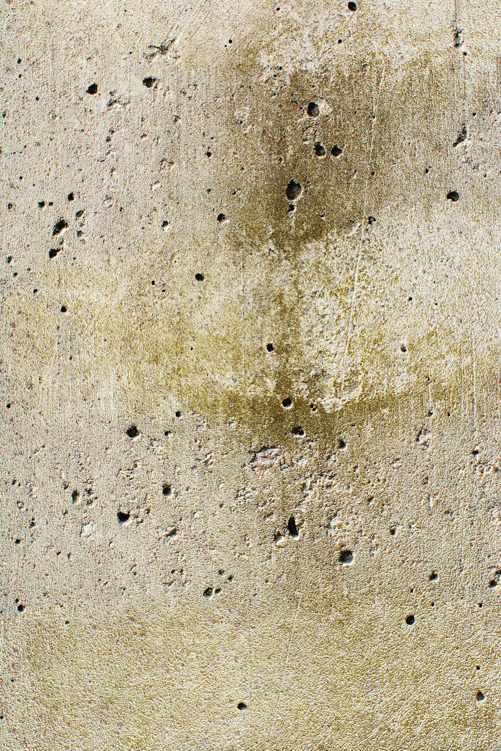 un gros plan d’un mur de ciment percé de trous