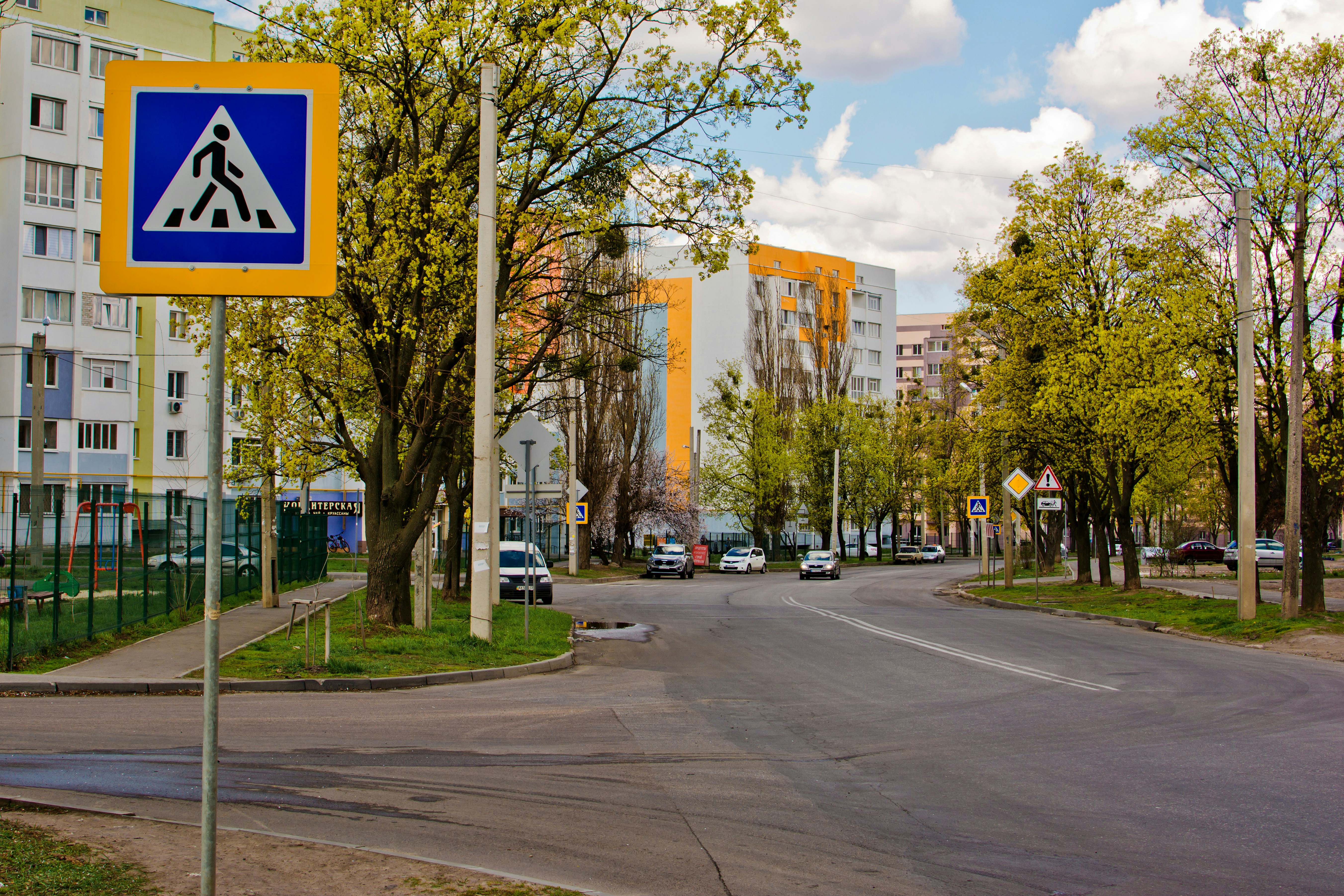 un letrero de tráfico azul y amarillo sentado al costado de una carretera