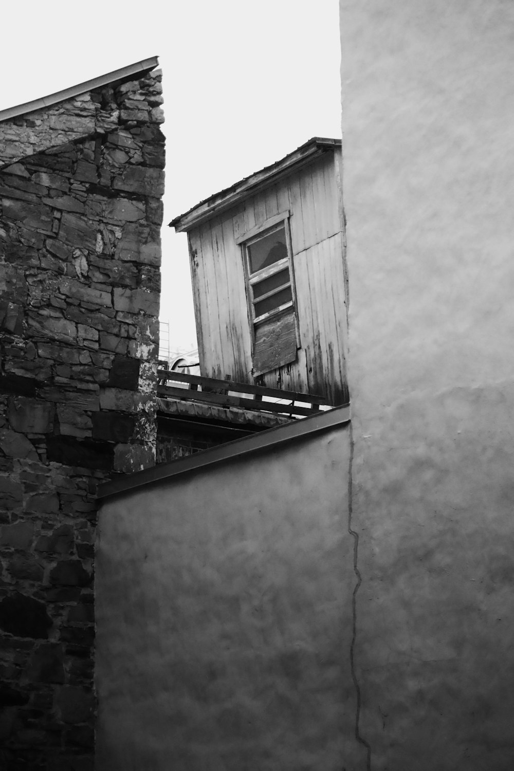 Una foto en blanco y negro de un edificio antiguo