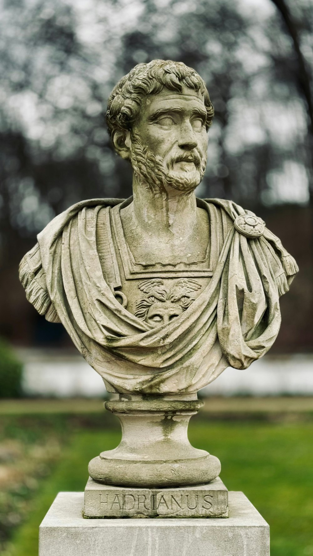 Una estatua de un hombre con barba en un parque