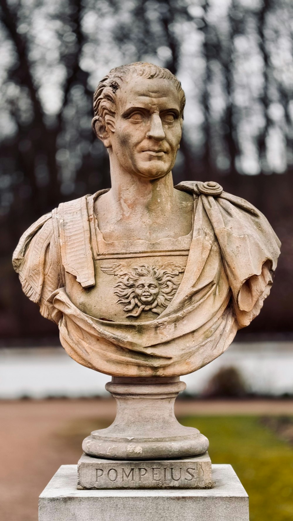 a statue of a man with a crown on his head