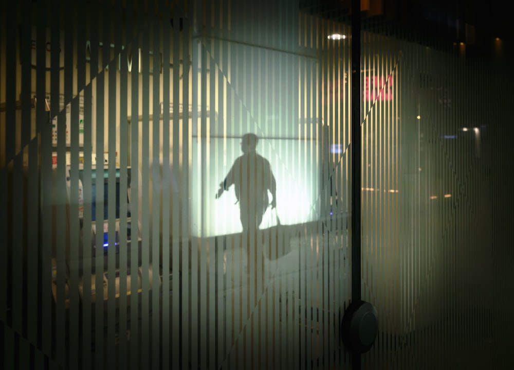 un hombre caminando por una calle de noche