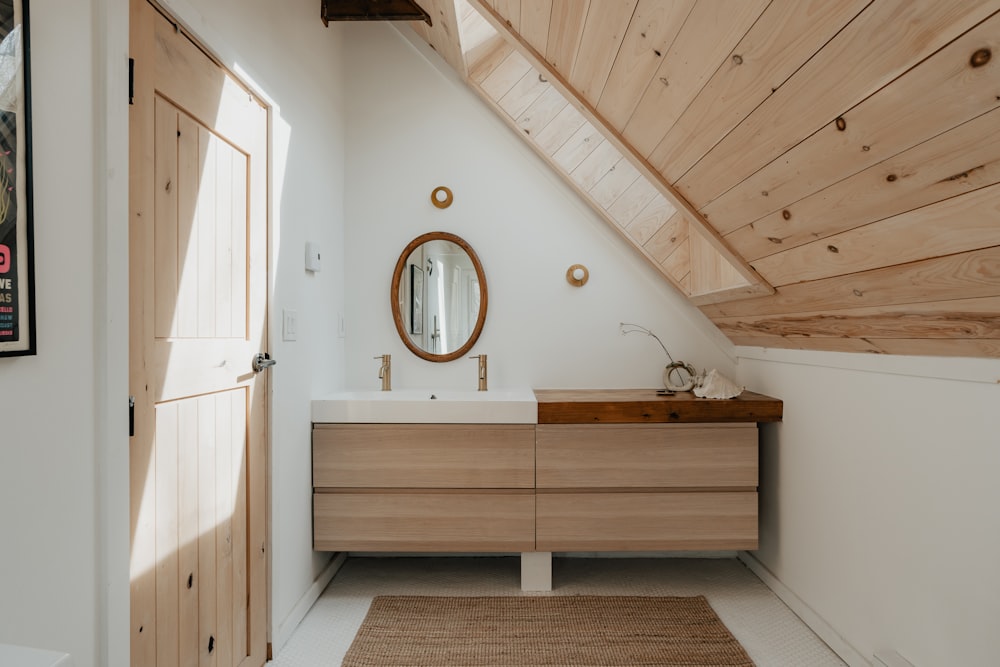 un cuarto de baño con lavabo y espejo