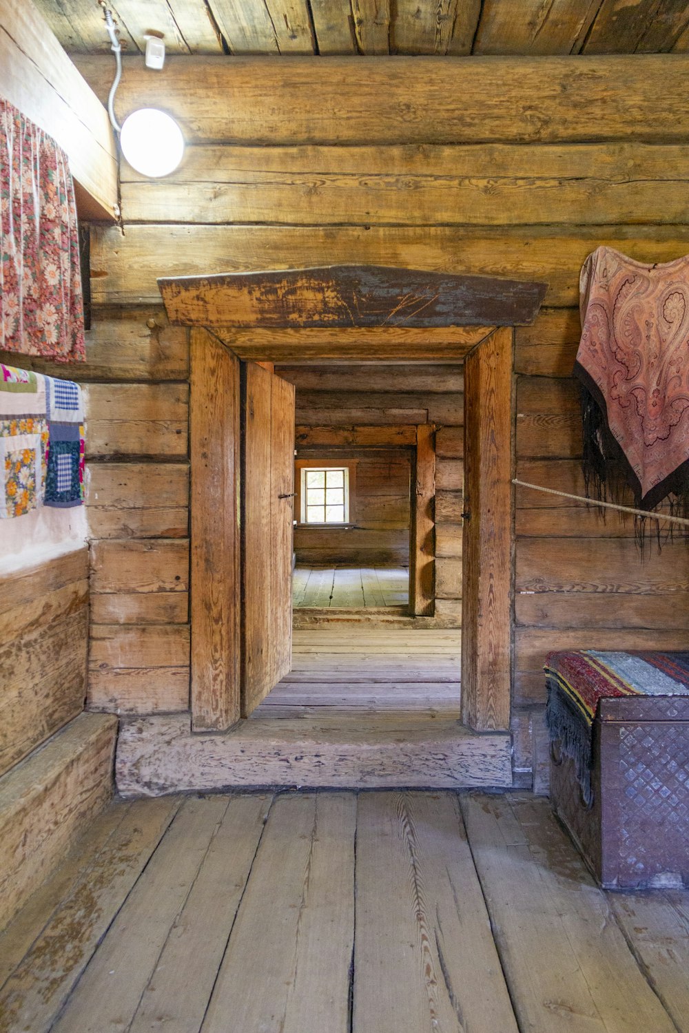 ein Zimmer mit Holzwänden und Holzboden