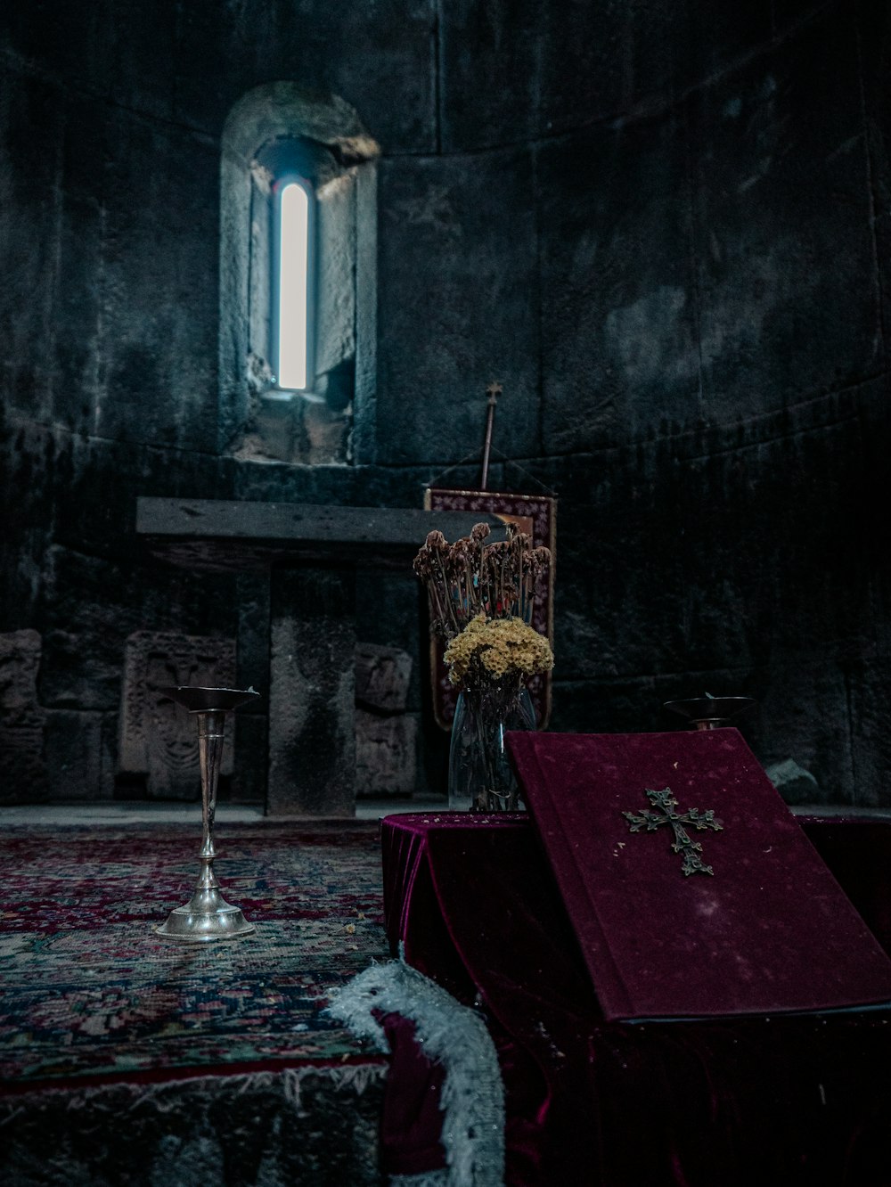 une église avec un petit autel et un cierge