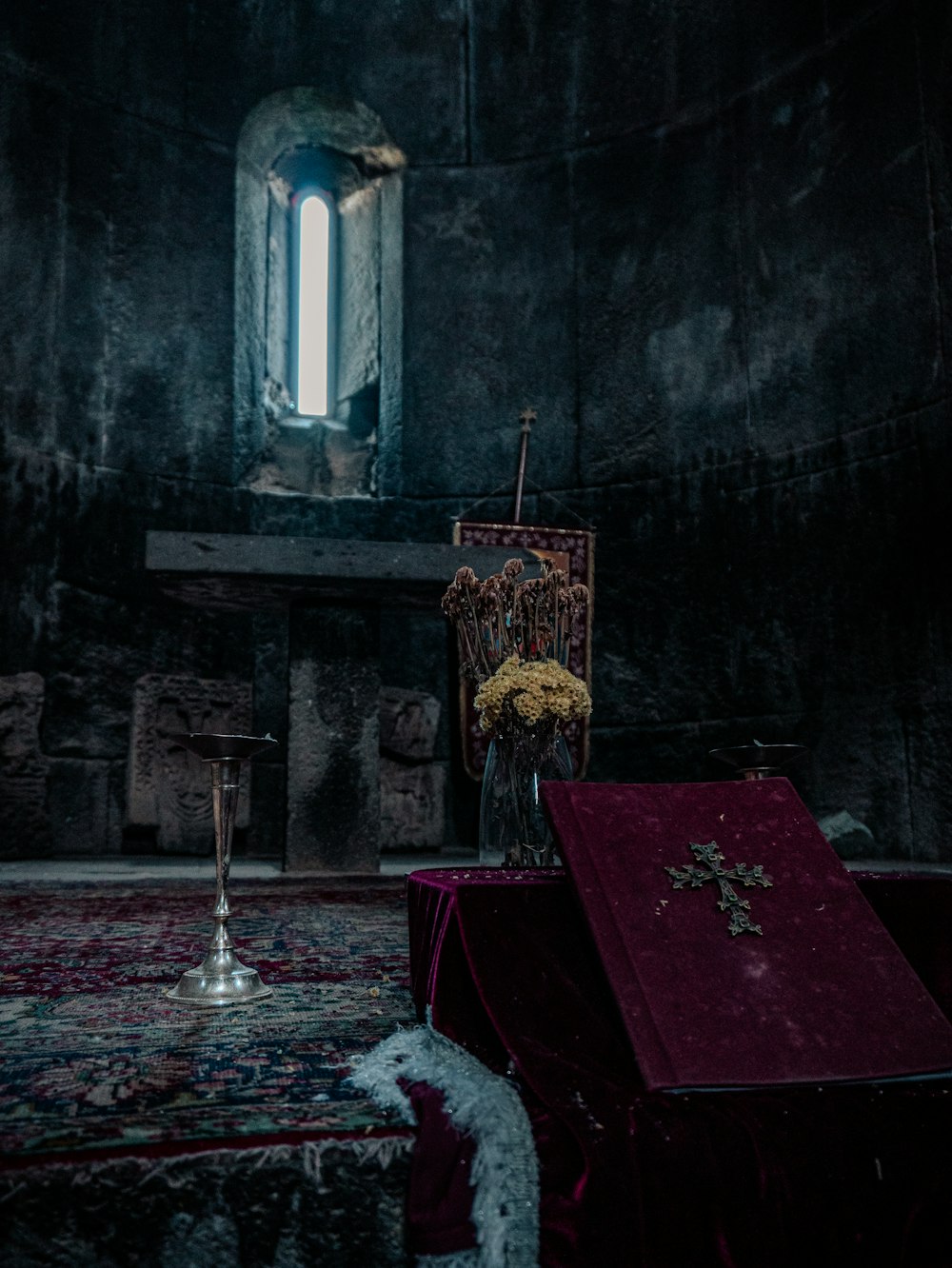 una iglesia con un pequeño altar y una vela