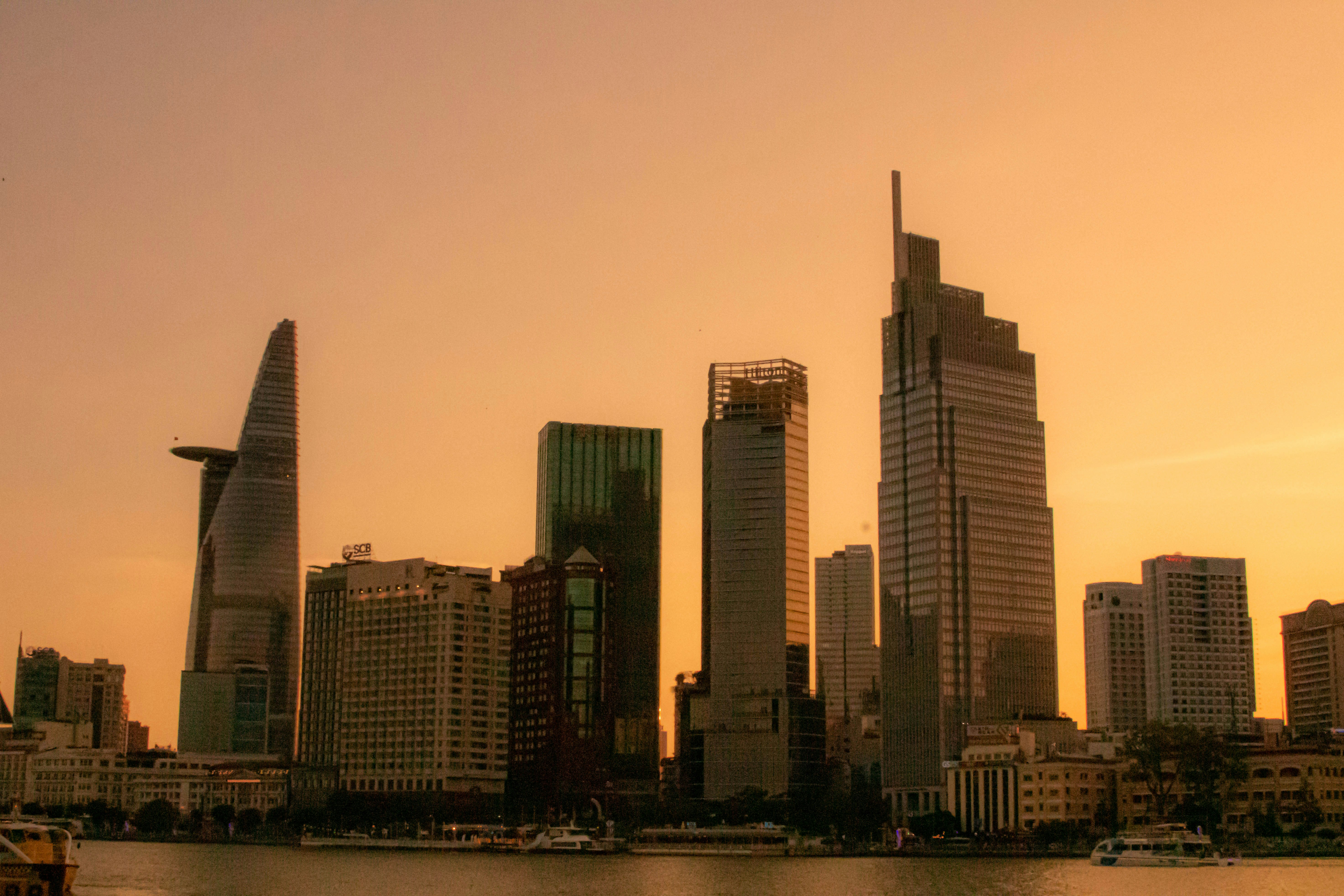Una gran masa de agua con una ciudad al fondo