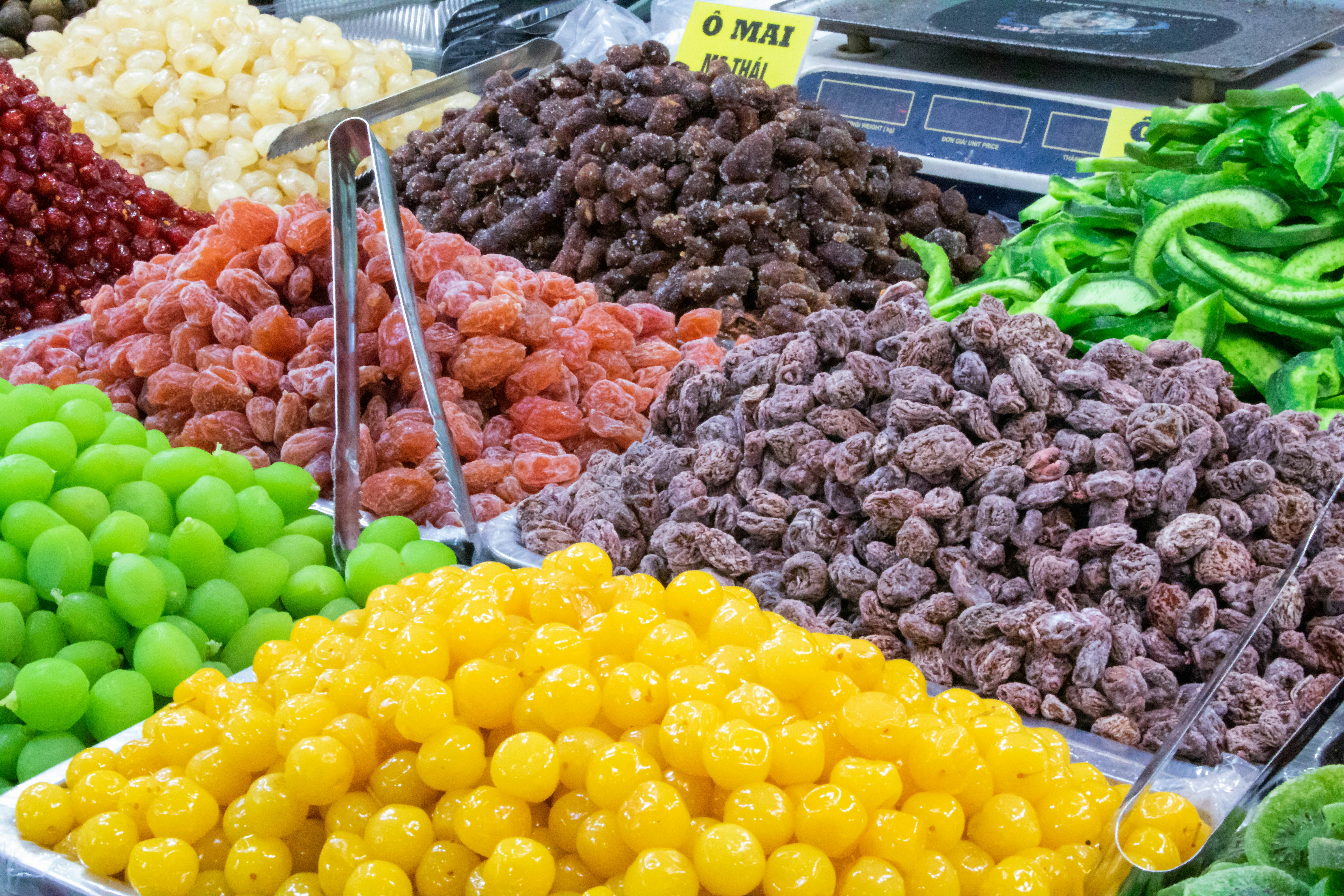 Una variedad de frutas y verduras están en exhibición