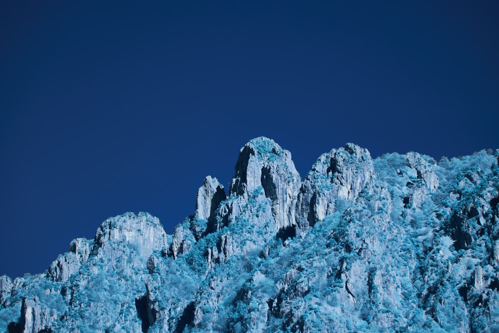 Ein sehr hoher Berg, der mit viel blauem Eis bedeckt ist