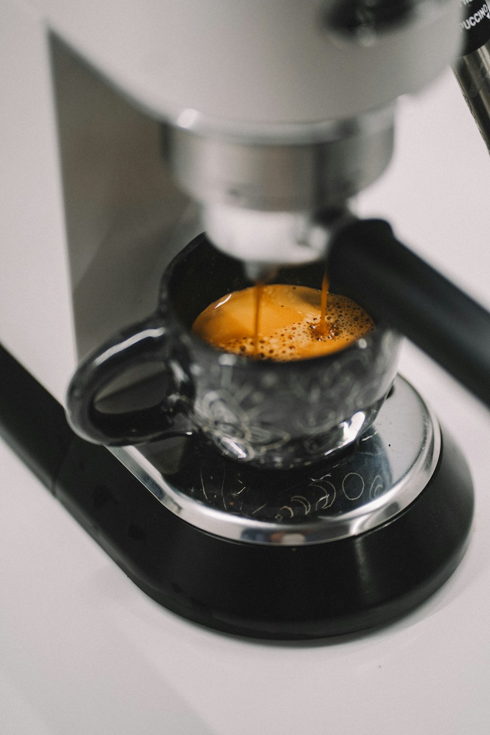 une machine à expresso pour préparer une tasse de café