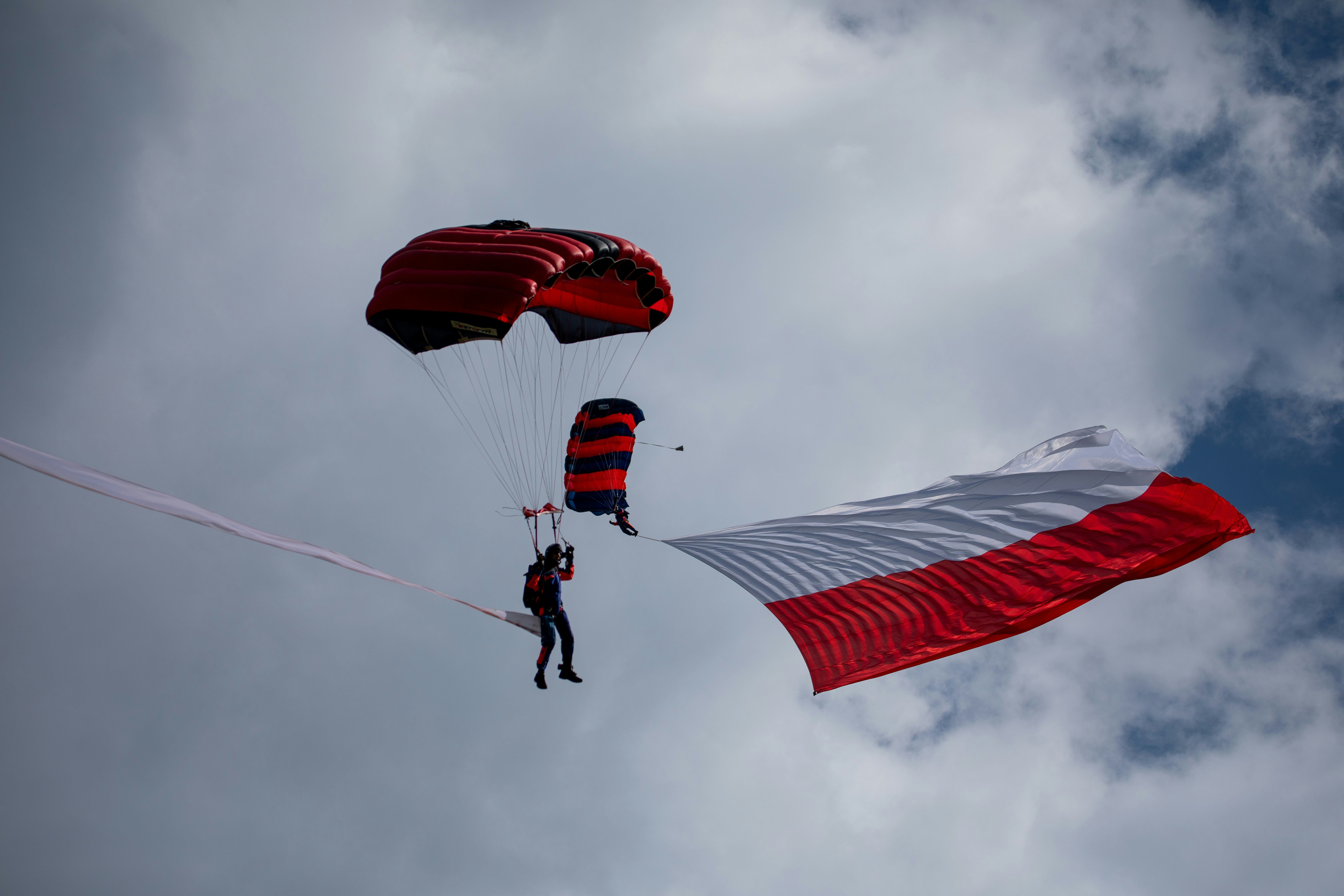 Due persone stanno facendo parapendio nel cielo