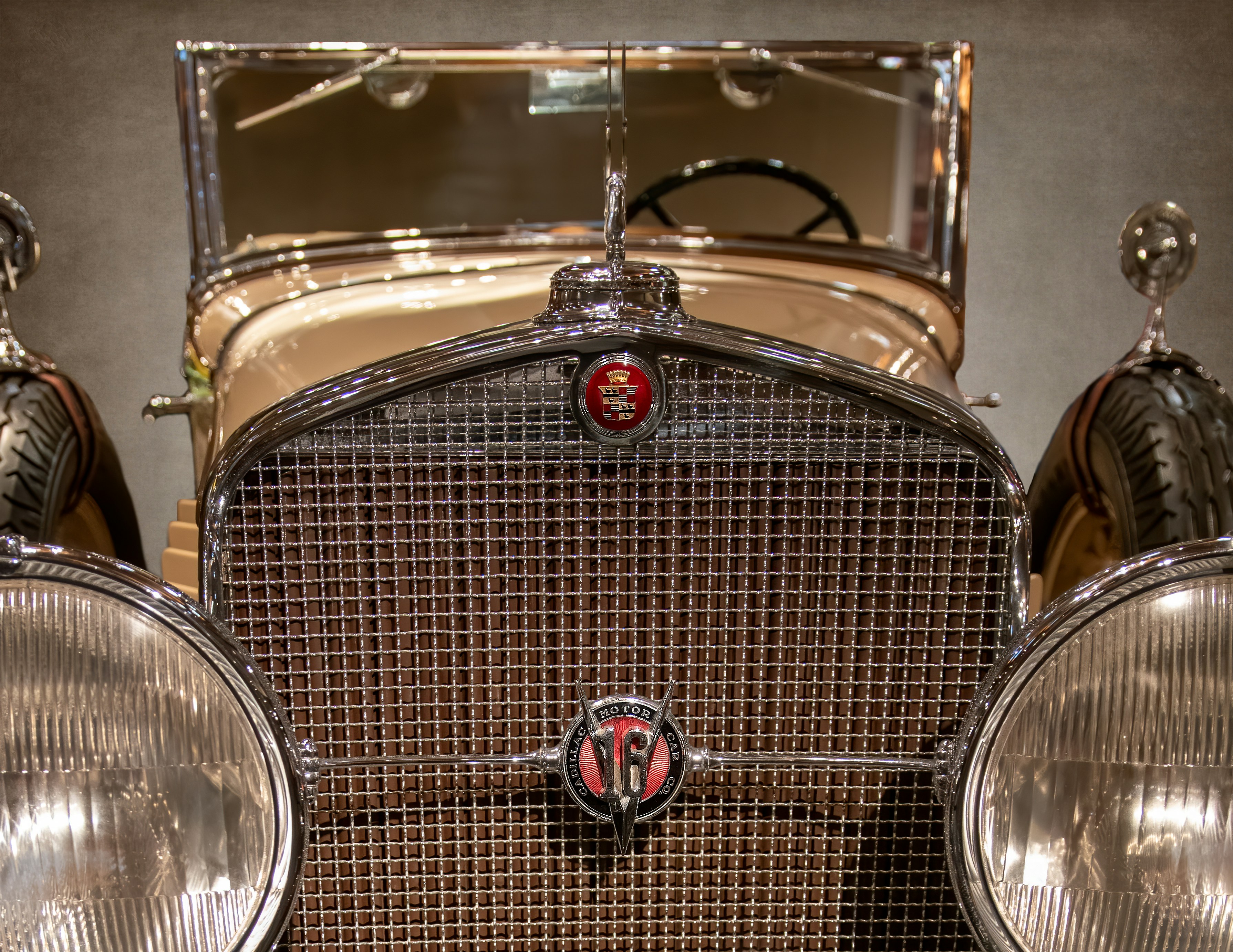 Un primo piano della parte anteriore di un'auto vecchio stile