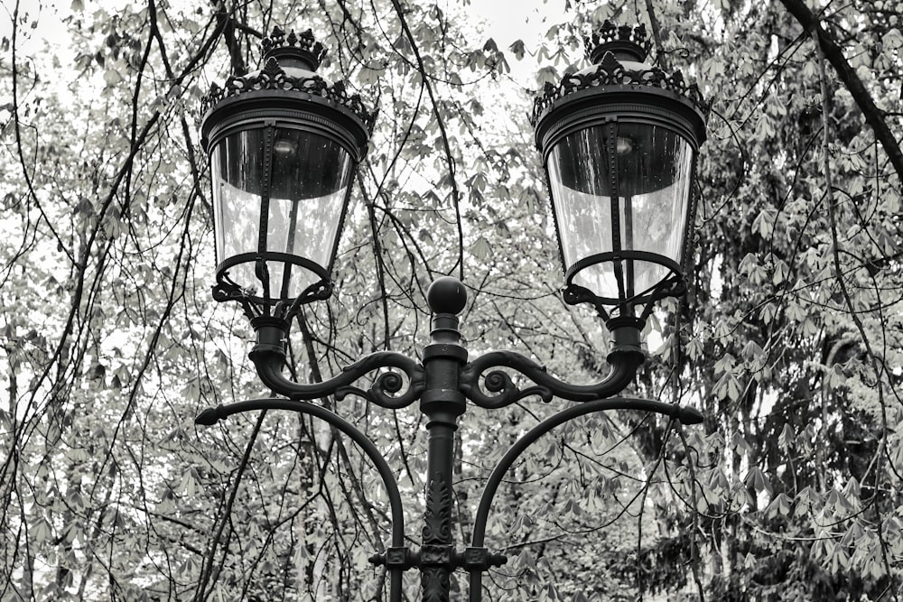 uma foto em preto e branco de uma luz de rua