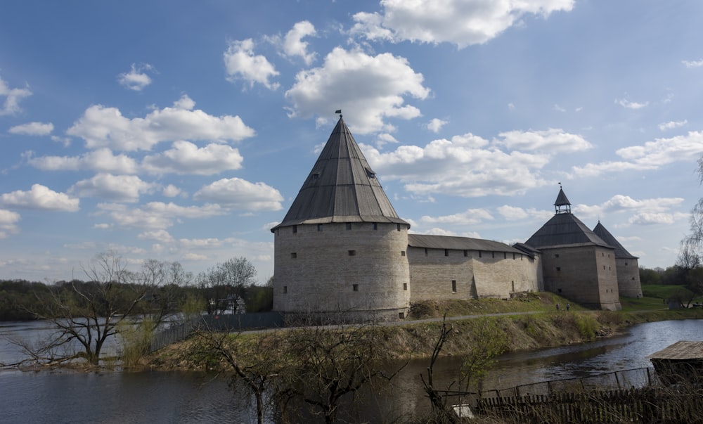 un castello con due torri che si trova in cima a un fiume