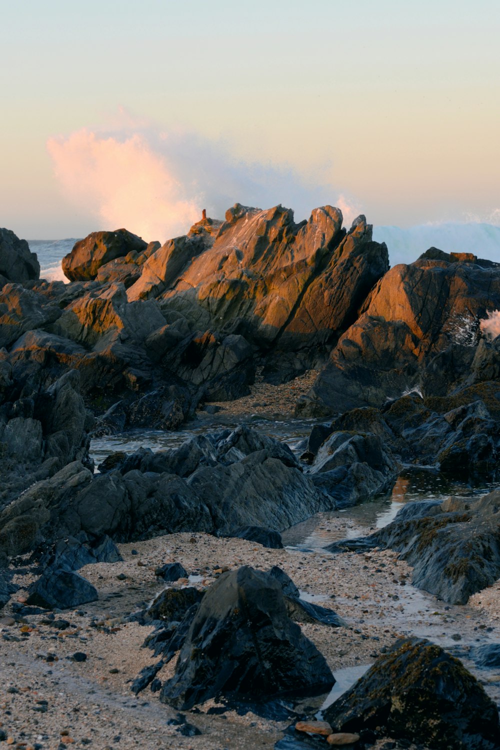 une plage rocheuse recouverte de nombreux rochers