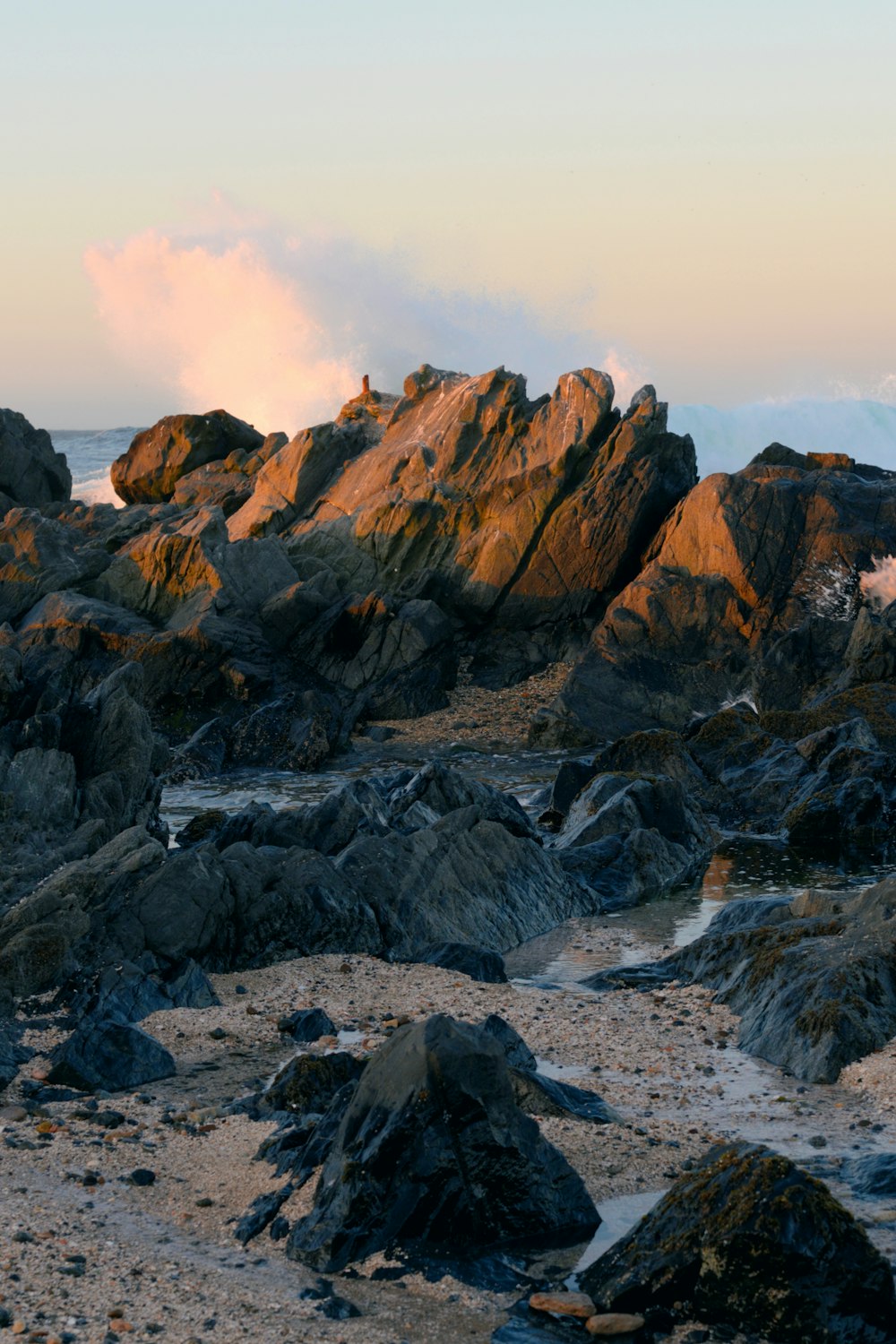 Una playa rocosa cubierta de muchas rocas