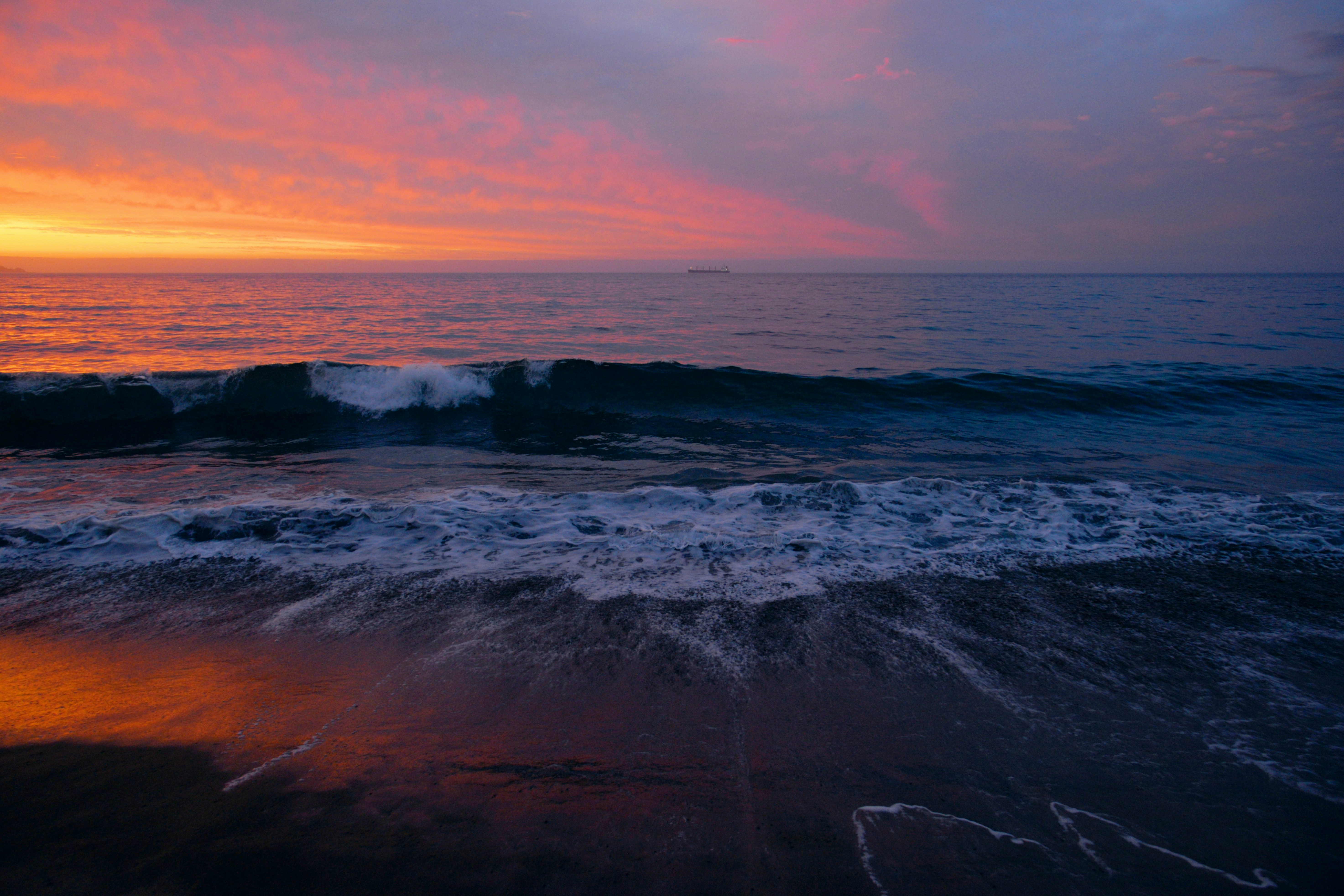 Um pôr do sol sobre o oceano com ondas entrando foto – Imagem grátis sobre  Praia na Unsplash, image size:3000x2000