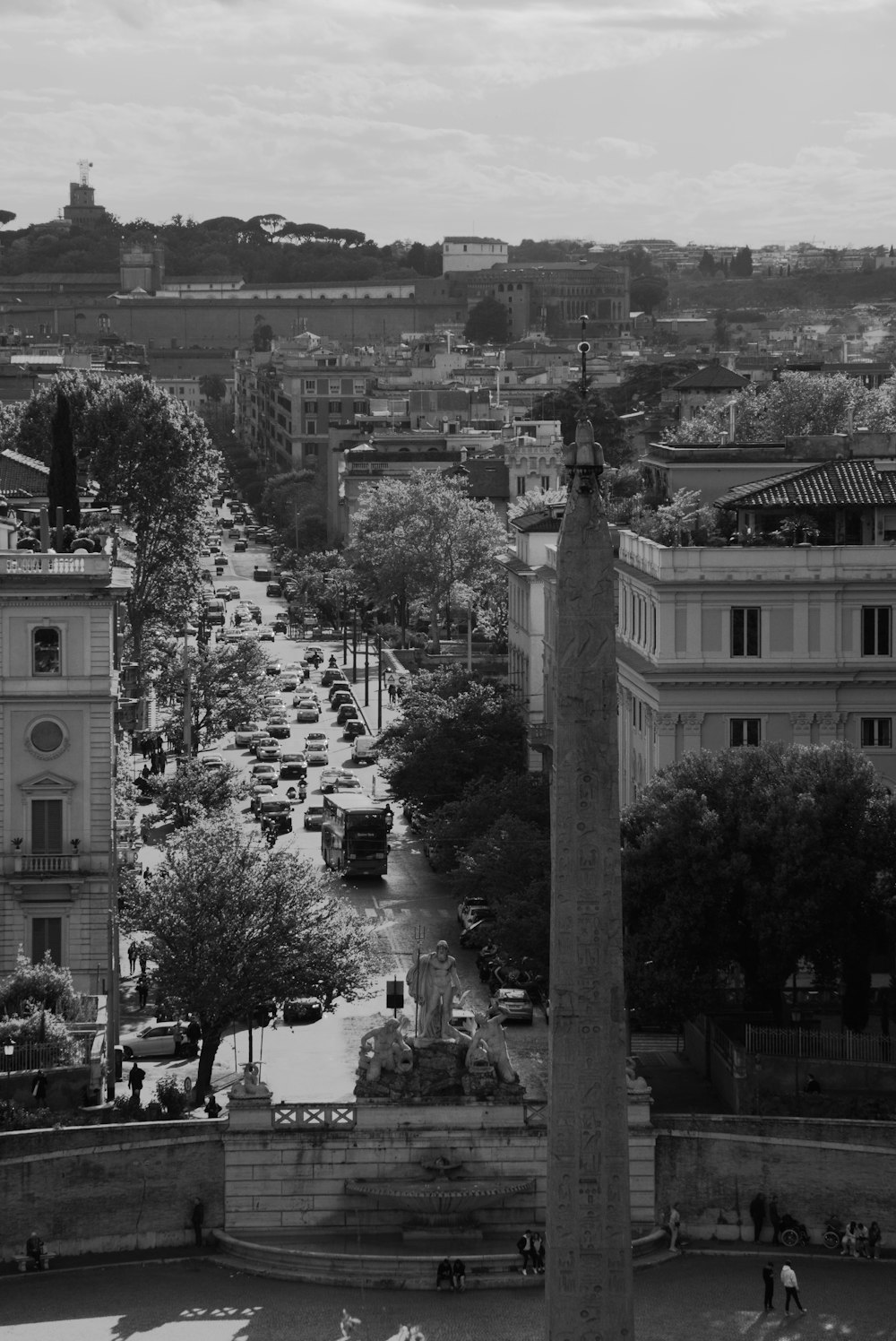 a black and white photo of a city street