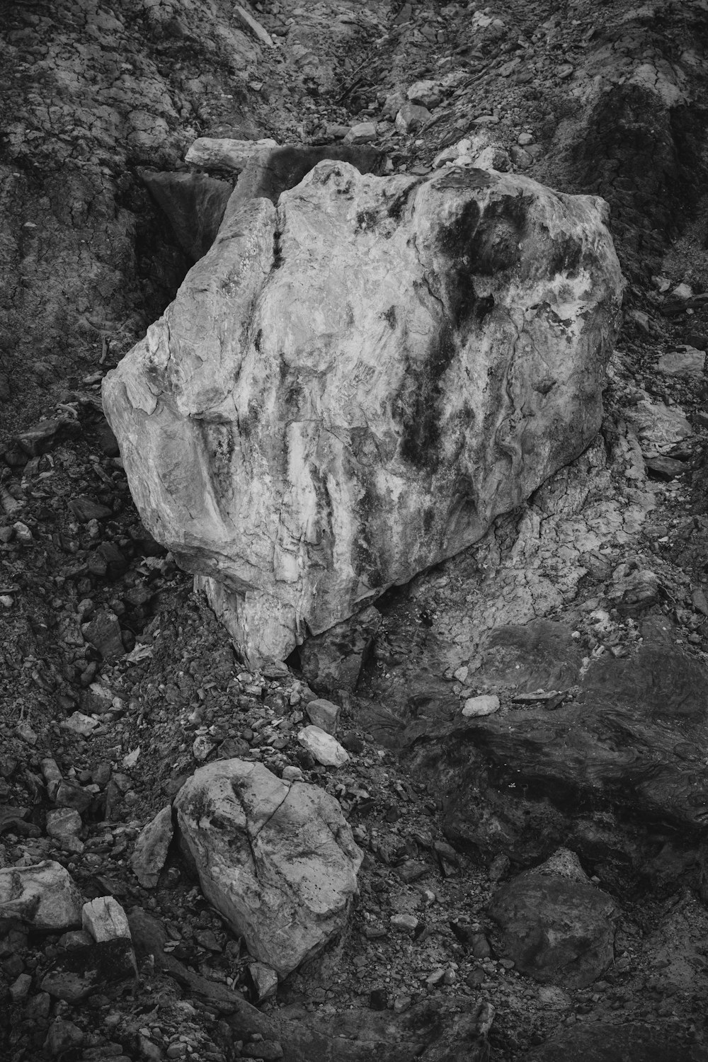 ein Schwarz-Weiß-Foto eines großen Felsens