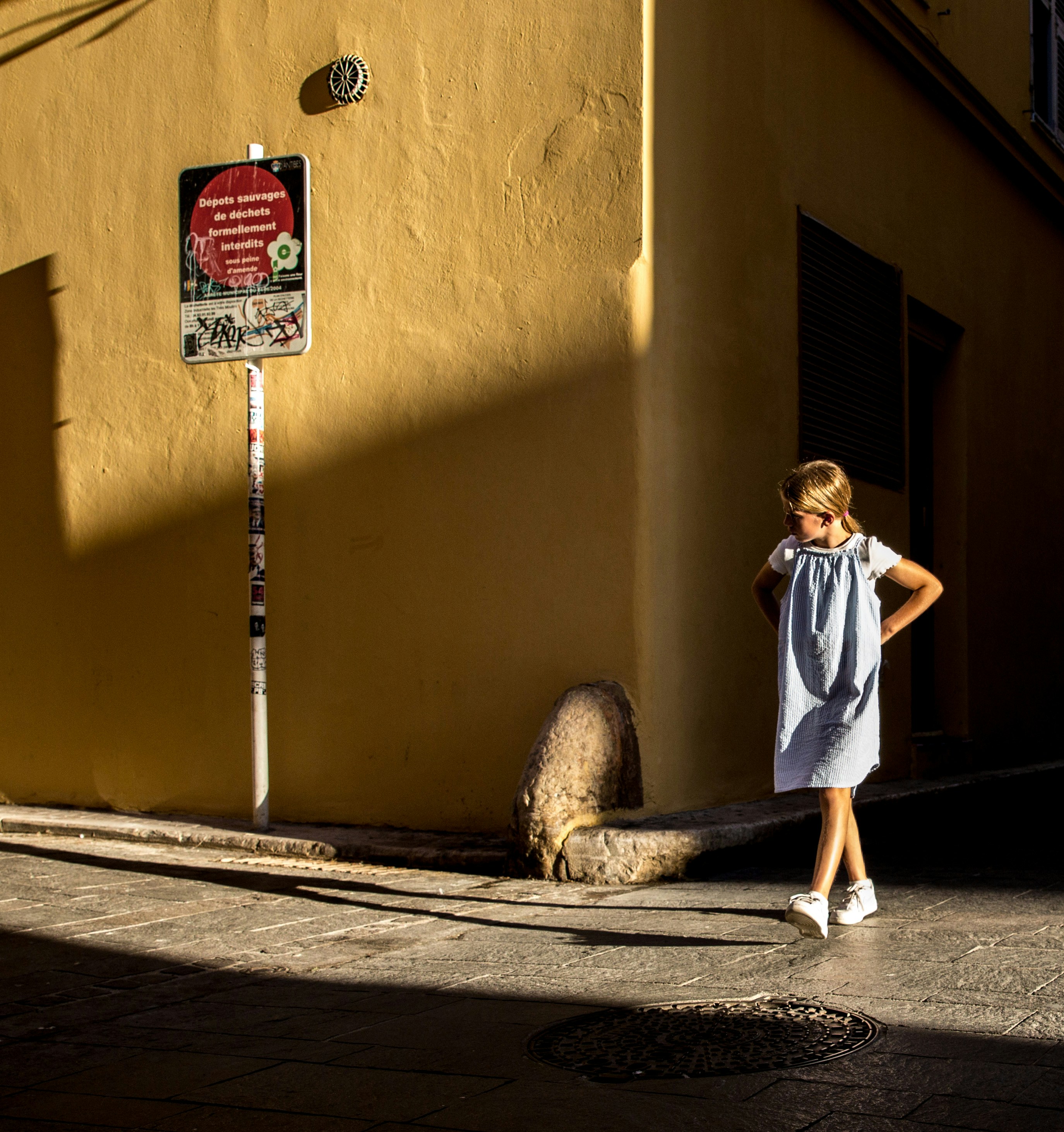 Tek renkli kombin, temiz arka plan, sokak stili fotoğrafçılığı