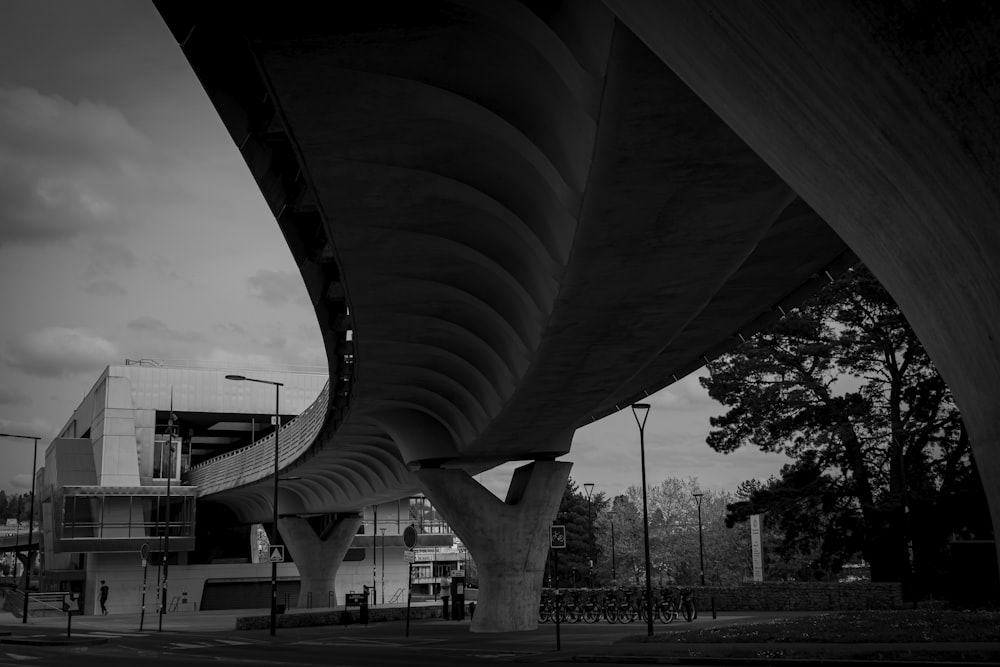 a black and white photo of a building