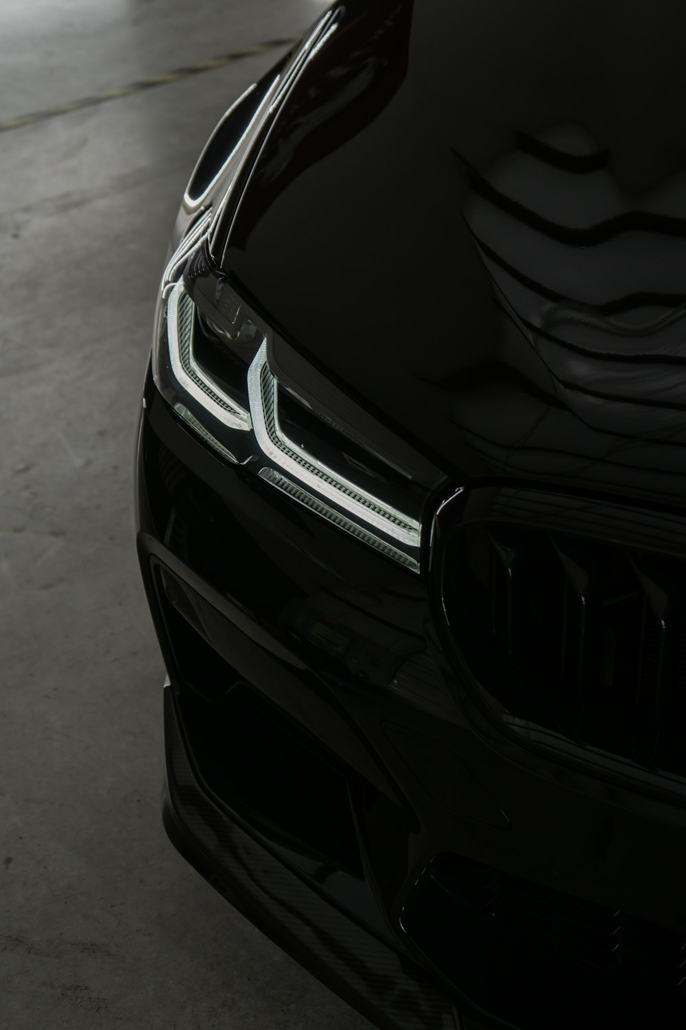 um close up da frente de um carro preto