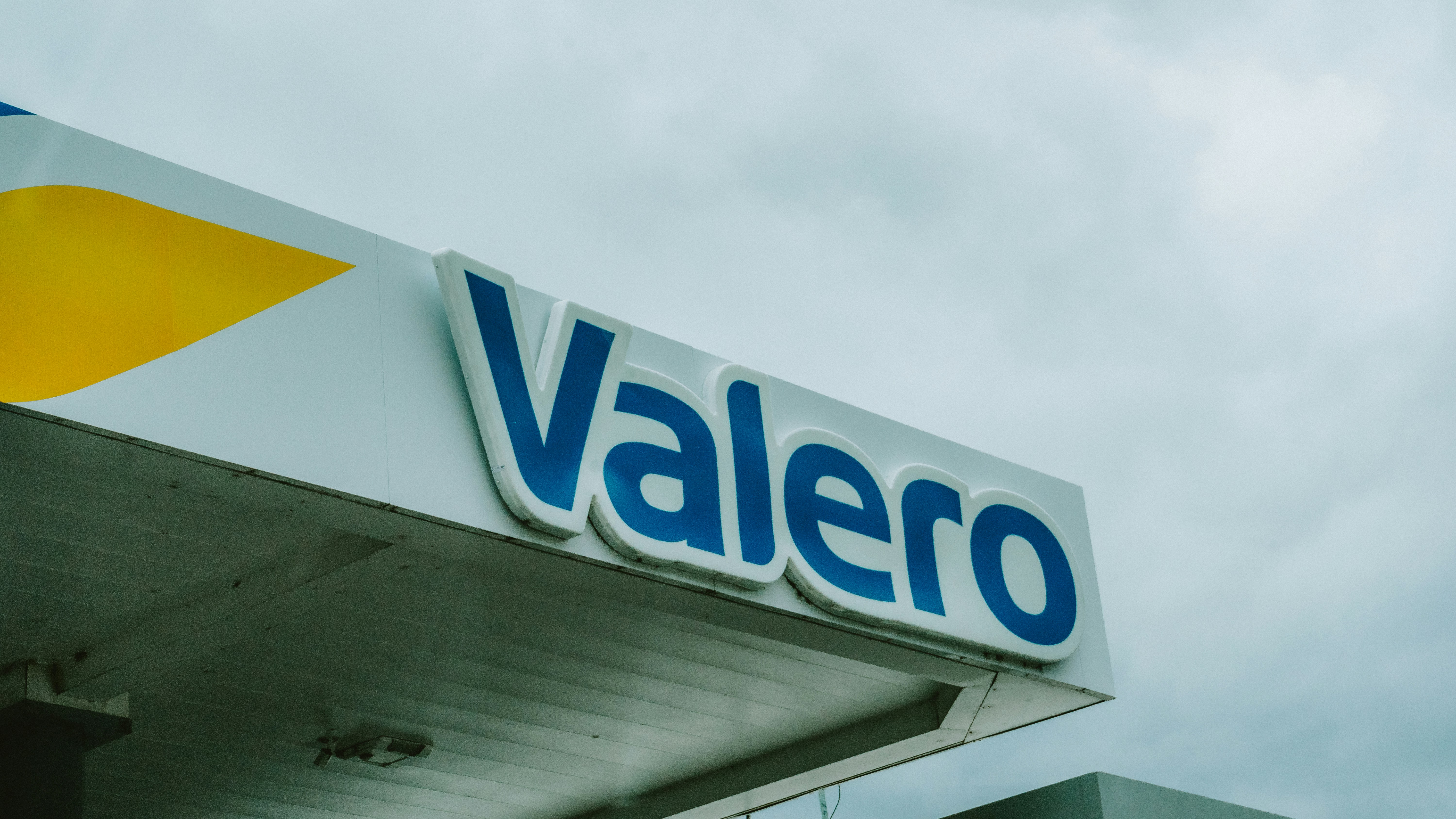 Tanda pompa bensin Valero di hari berawan