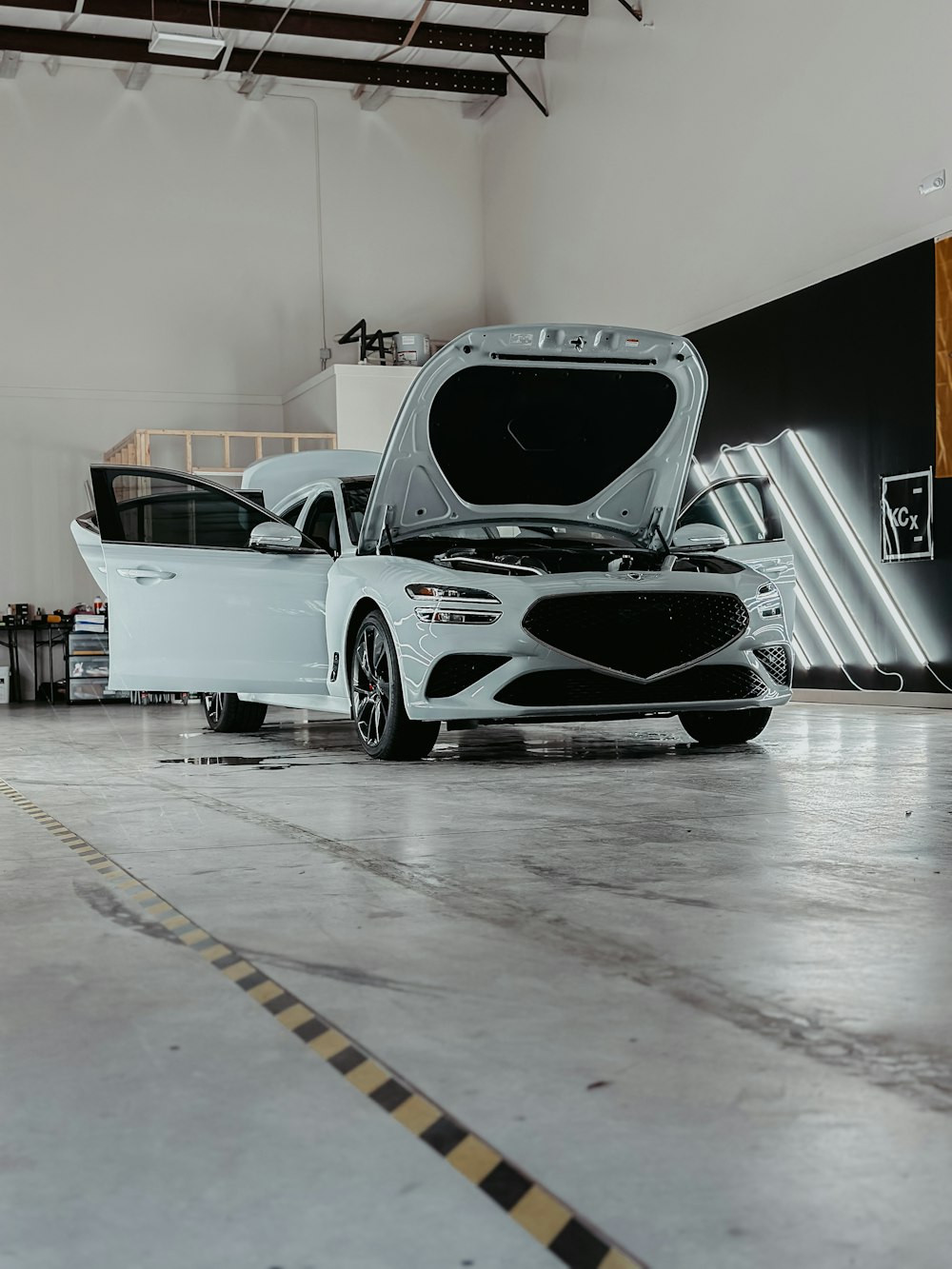 Une voiture de sport blanche garée dans un garage