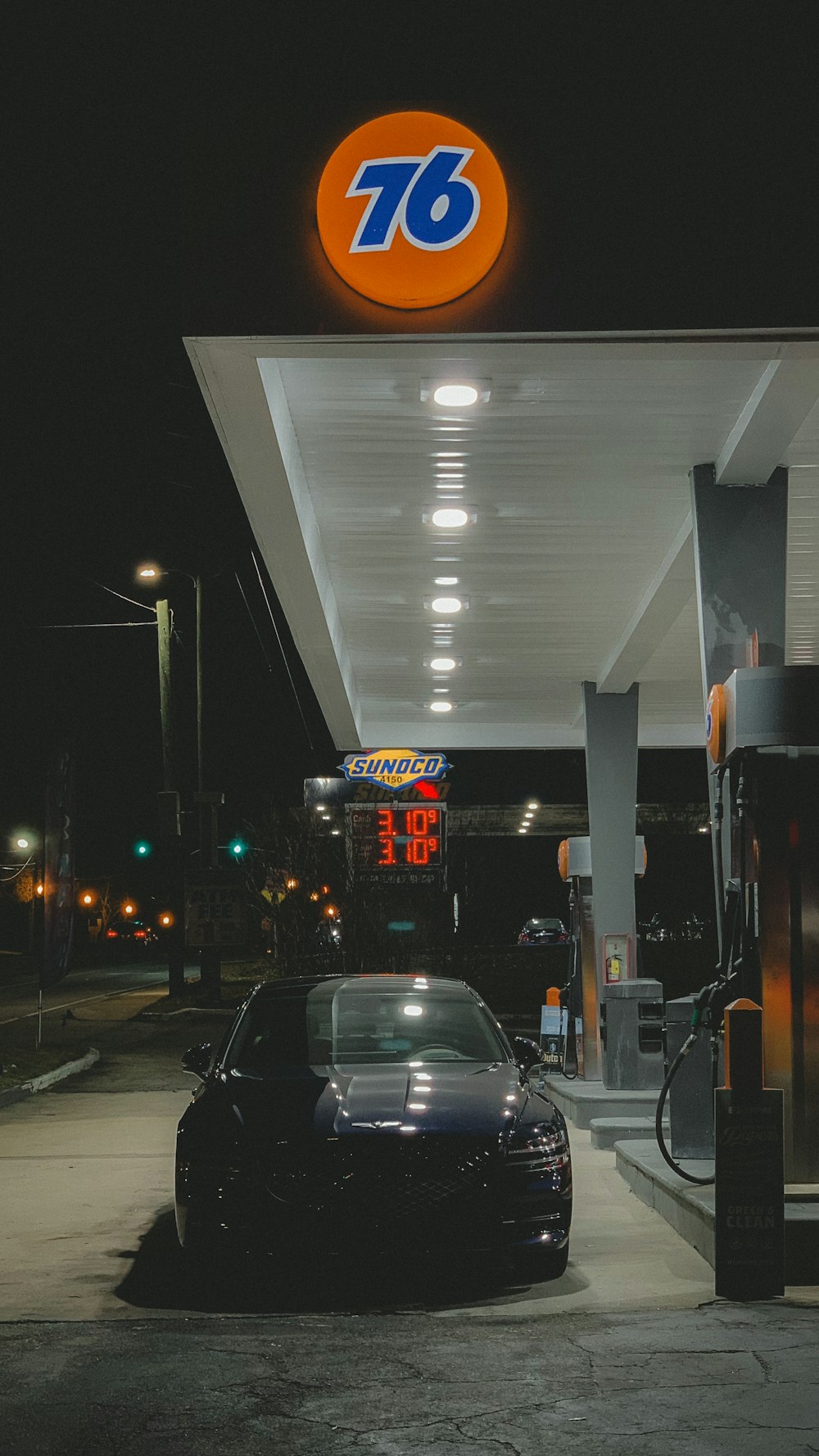 Un coche aparcado frente a una gasolinera