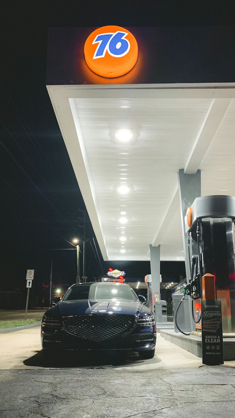 Un coche aparcado frente a una gasolinera