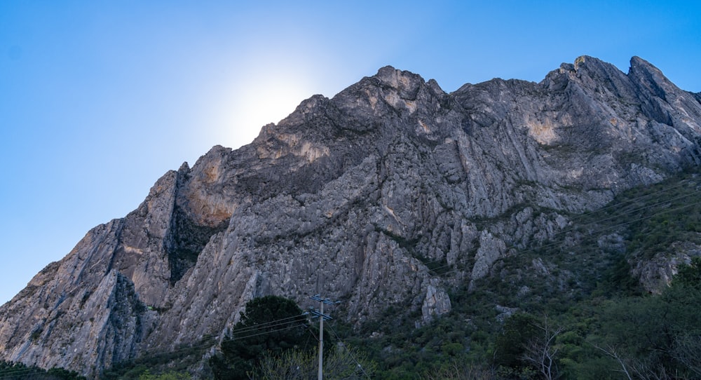 el sol brilla en la ladera de una montaña