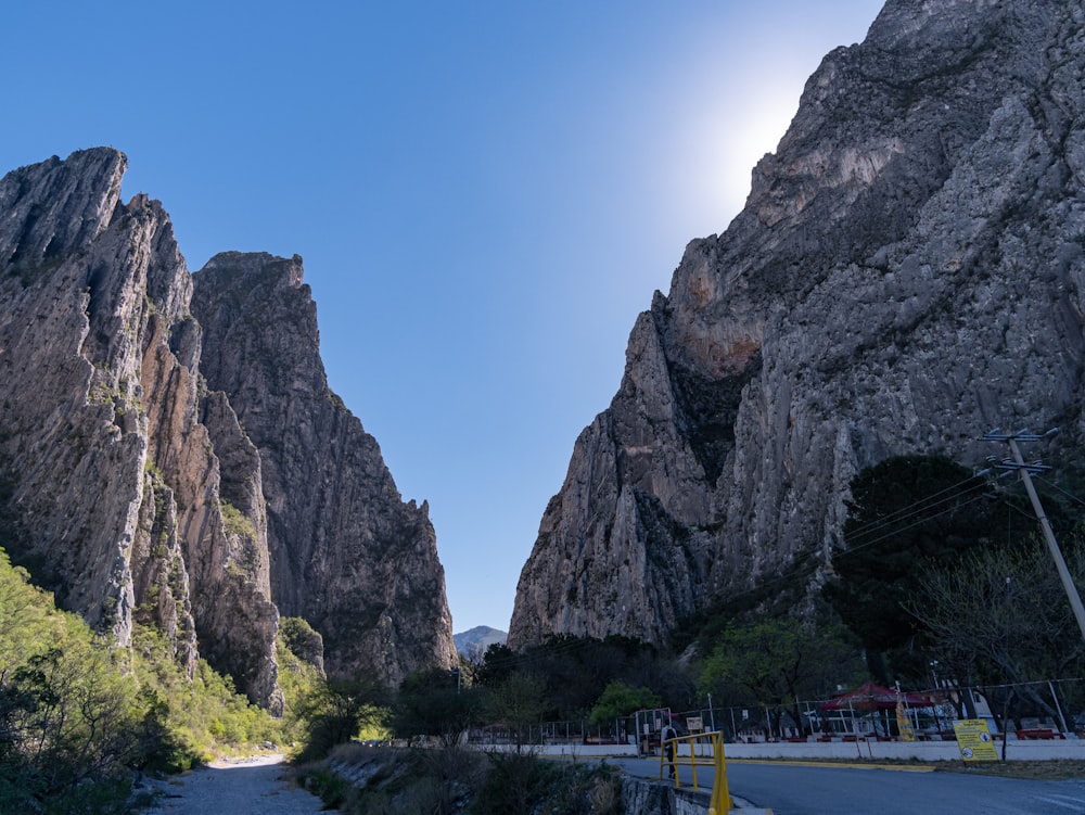 El sol brilla intensamente en las Montañas Rocosas