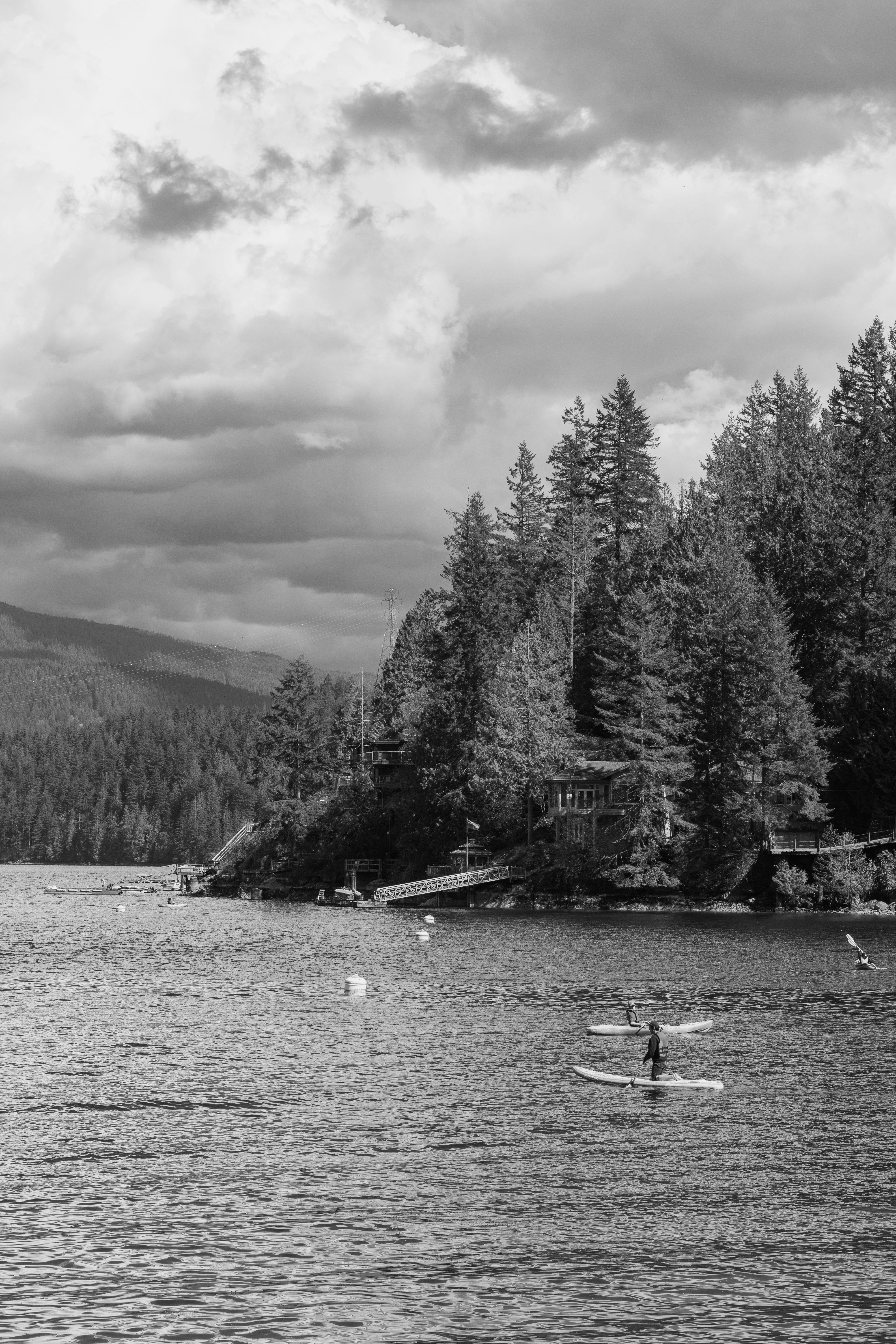 une photo en noir et blanc d’un lac avec des gens dedans