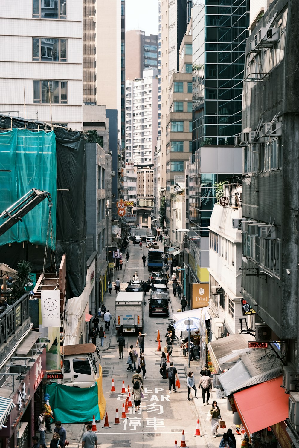 a busy city street filled with lots of traffic