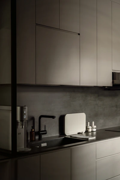a black and white photo of a kitchen