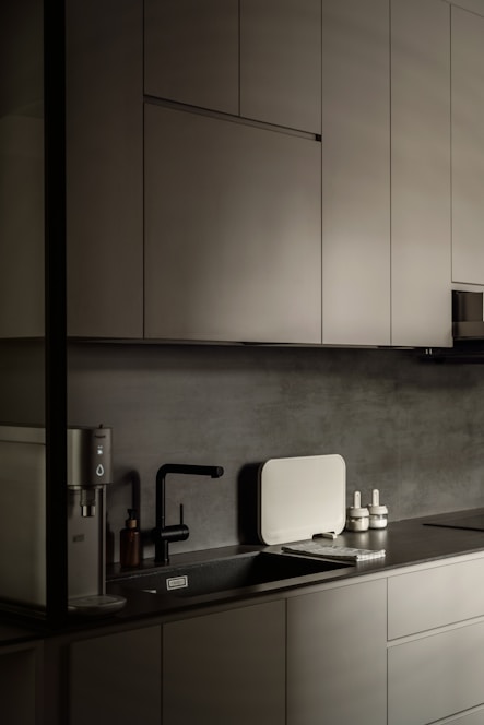 a black and white photo of a kitchen