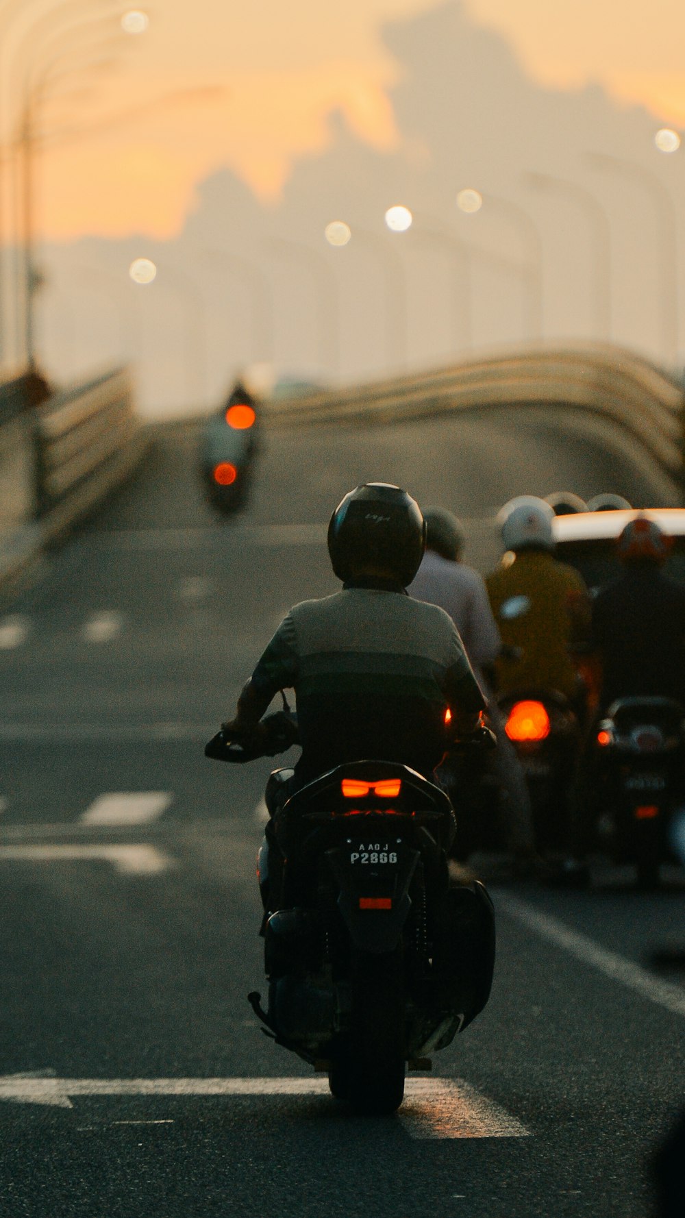 un gruppo di persone che guidano motociclette lungo un'autostrada
