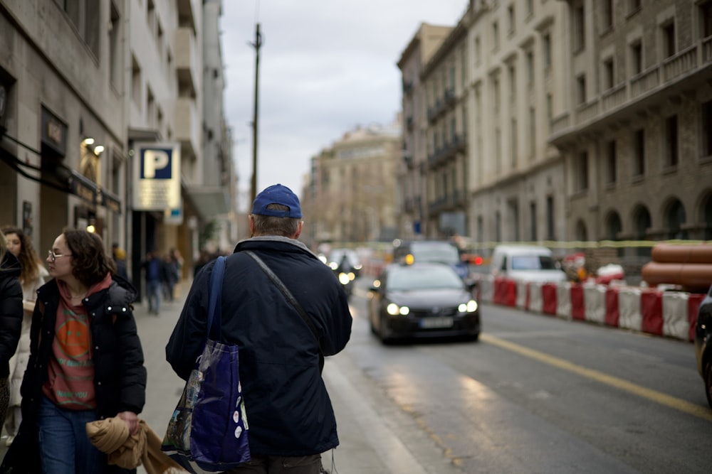 ein Mann und eine Frau, die eine Straße entlang gehen