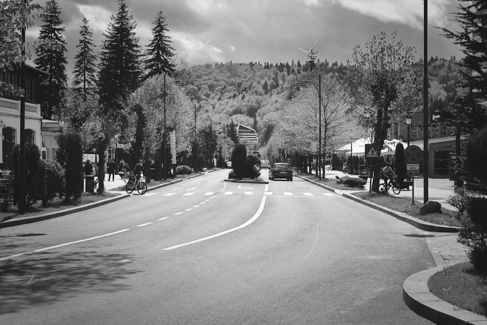 Una foto en blanco y negro de una calle