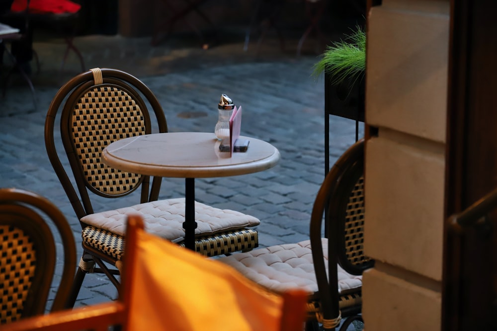 a table and chairs outside of a restaurant